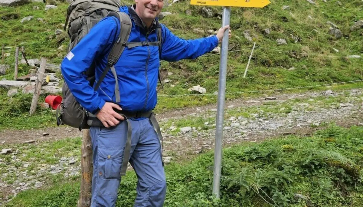 OB Sven Schoeller am wegweiser zur Kasseler Hütte | © Sektion Kassel