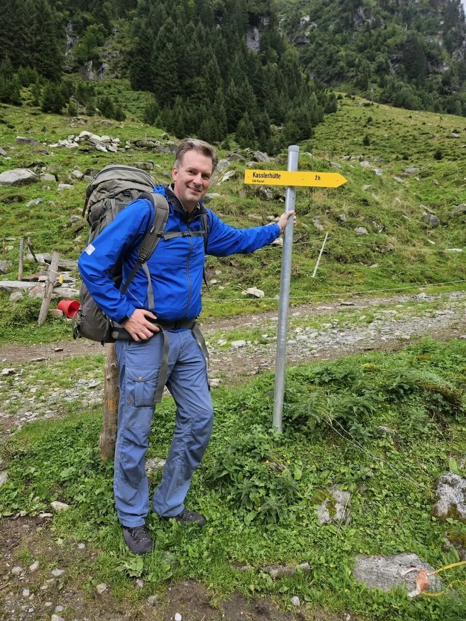 OB Sven Schoeller am wegweiser zur Kasseler Hütte | © Sektion Kassel