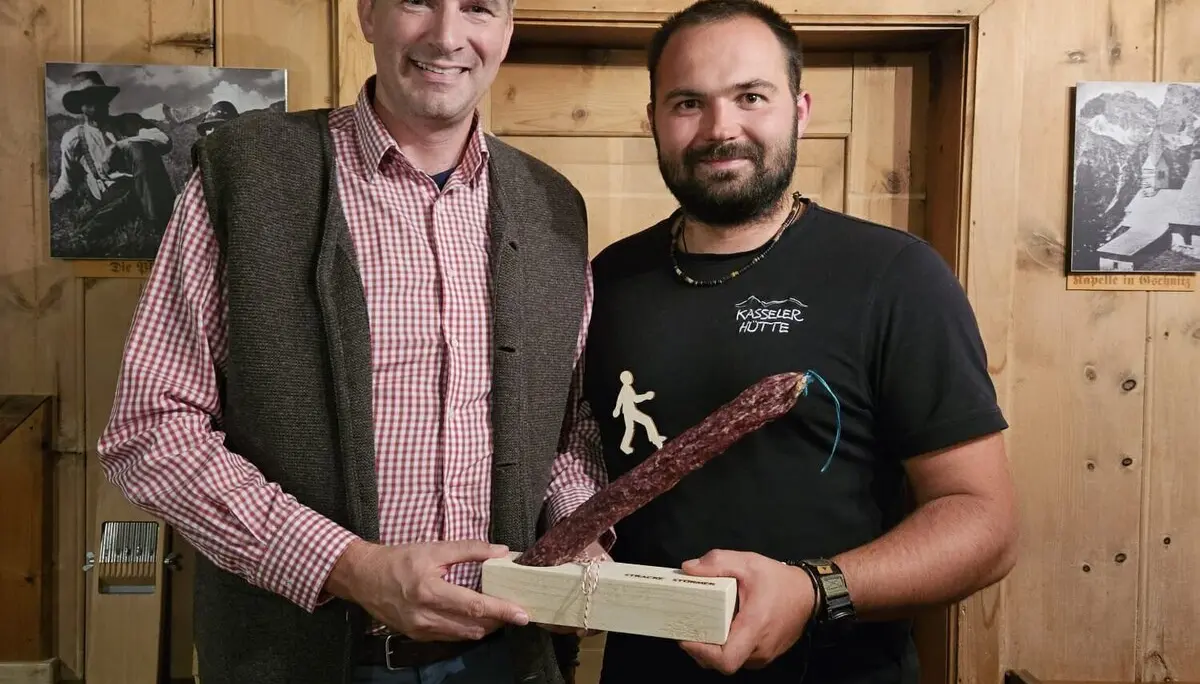 Übergabe Himmelstürmer an Hüttenwirt - OB Sven Schoeller (li) und Hüttenwirt Lukas Decker (re) | © Sektion Kassel