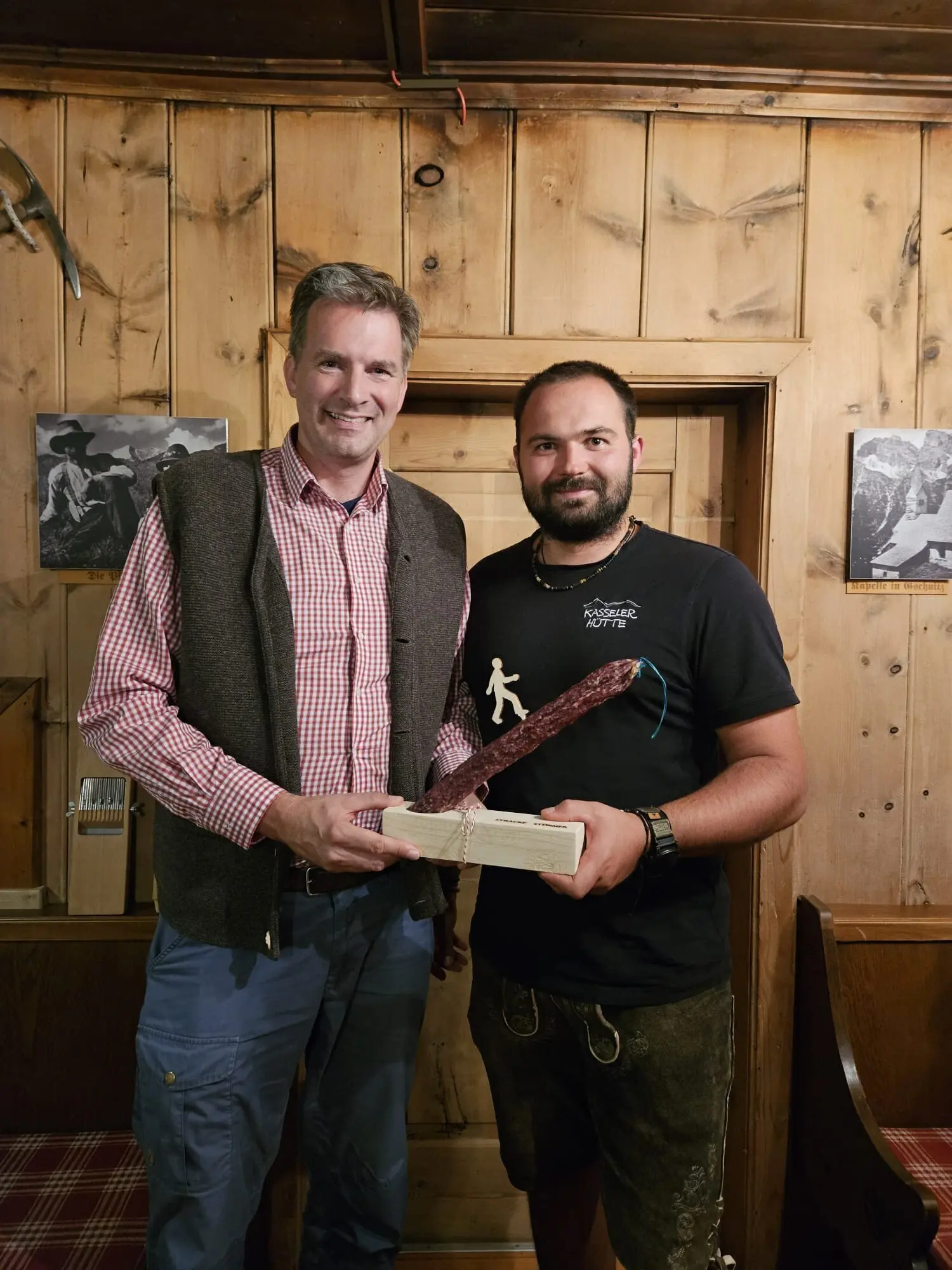 Übergabe Himmelstürmer an Hüttenwirt - OB Sven Schoeller (li) und Hüttenwirt Lukas Decker (re) | © Sektion Kassel