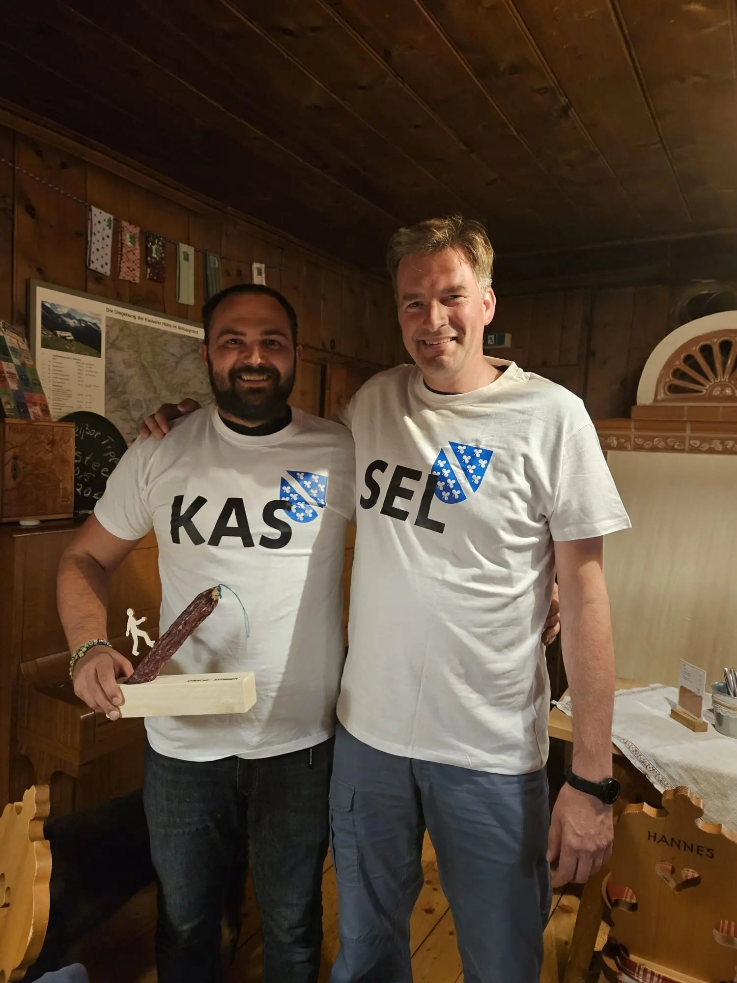 Zusammen sind wir Kassel - Hüttenwirt Lukas Decker (li) und OB Sven Schoeller (re) | © Sektion Kassel